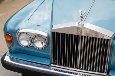 Bordeaux, Aquitaine France - 12 05 2021: Royce radyatör ızgarası ve amblemi mavi korniş işareti ve logosu ile yuvarlıyor