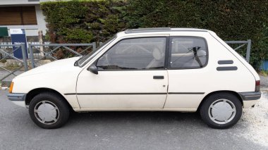 Bordeaux, Aquitaine France - 09 05 2021: Peugeot 205 Eski zamanların klasik Fransız arabası
