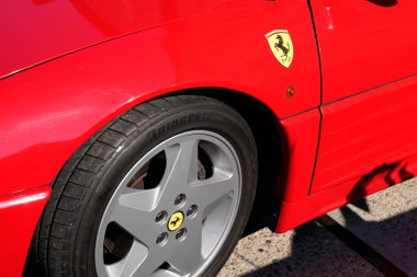 Bordeaux, Aquitaine France - 12 05 2021: FERRARI GT Coupe logosu ve tekerlek ayrıntıları ve yan panel üzerindeki metin işareti