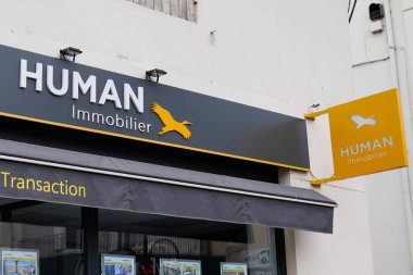Bordeaux, Aquitaine France - 12 12 12 2021: İnsan hareketsiz metin cephesi logo işareti emlak mağazası broker ofis French
