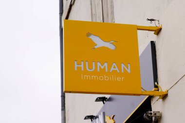 Bordeaux, Aquitaine France - 12 12 12 2021: İnsan hareketsiz hale getirici imzası Emlak Mağazası Duvarı ön cephe simgesi metin aracı ofis şirketi