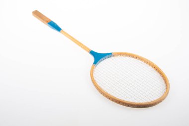 Stüdyo fotoğrafındaki klasik badminton raketi beyaz arkaplanda izole edilmiş.