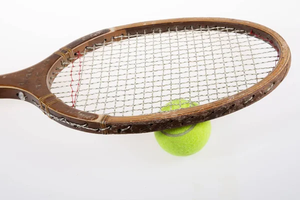 Régi Labda Tenisz Ütő Elszigetelt Szürke Háttér — Stock Fotó