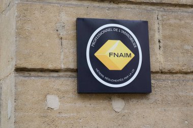Bordeaux, Aquitaine France - 12 12 2021: fnaim logosu sarı cephe ve giriş duvarı ofis binası emlak acentesinin önündeki metin işareti