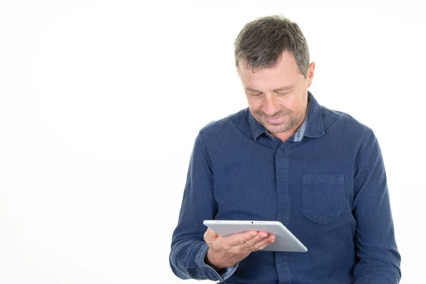 Pohledný Soustředěný Muž Při Pohledu Obrazovku Svého Digitálního Tabletu — Stock fotografie