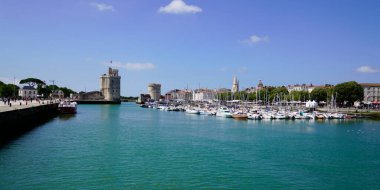La Rochelle, Aquitaine France - 12 12 2021: La Rochelle Fransa 'daki liman limanı