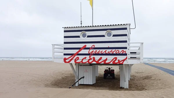 Gruissan Occitanie France 2021 Rettungswache Rettungsstation Auf Sandstrand Holzhütte Auf — Stockfoto