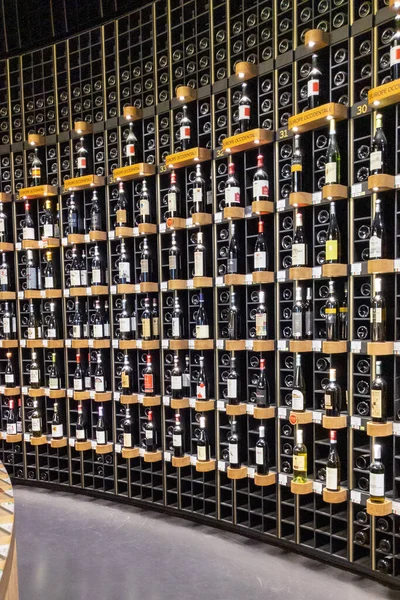 Bordeaux Aquitaine France 2021 Uluslararası Bootles Şarap Butiği Dükkanında Satılık — Stok fotoğraf