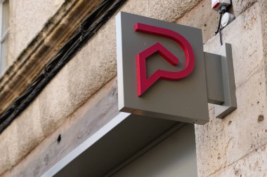 Bordeaux, Aquitaine France - 12 12 2021: Stéphane Plaza logosu ve emlak emlak Fransız ajansının önündeki marka cephe duvarı