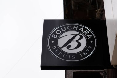Bordeaux, Aquitaine France - 12 25 2020: Bouchara logosu ve Fransız keten döşeme ve dekorasyon kumaş mağazası ön cephesi