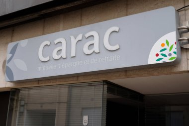 Bordeaux, Aquitaine France - 12 12 2021: Carac logosu ve Fransız Sağlık Sigortası Cephesi