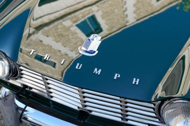 Bordeaux, Aquitaine France - 12 15 2021: Triumph TR logo markası ve metin işareti Üstü açık yeşil eski araba oldimer