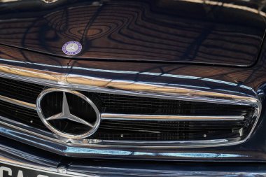 Bordeaux, Aquitaine France - 12: 15: 2021: Mercedes Pagode sl vintage lüks araba ön yıldız logosu ve eski zamanlardaki klasik araç üzerine metin imzalama