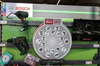 Bordeaux, Aquitaine France - 12 12 12 2021: Bosch marka logo dükkânı ve Germain Seller Tamir Dükkanı 'nın elektrikli elektrik aletleri ürünlerinde metin imzası