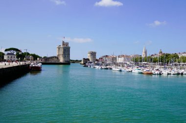 La Rochelle, Aquitaine France - 12 12 2021: Fransa 'nın güneybatı sahilindeki La Rochelle limanı