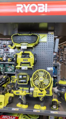 Bordeaux, Aquitaine France - 12 12 12 2021: Ryobi elektrikli elektrikli elektrikli aletler ürün amblemi ve Fransız mağaza satıcısında marka metni