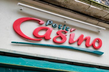 Bordeaux, Aquitaine France - 12 12 2021: petit Casino logosu metin ve şehir merkezindeki Fransız perakende mağazasının ön cephe girişi