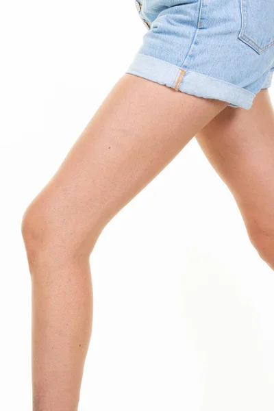 Mulher Pernas Detalhe Closeup Jean Slim Shorts Isolado Fundo Branco — Fotografia de Stock