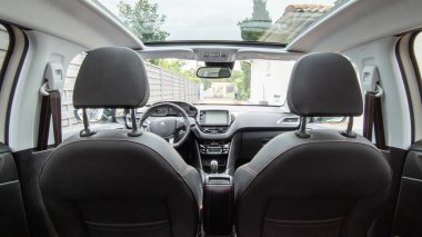 Bordeaux, Aquitaine France - 12 15 2021: Peugeot 208 dahili modern araba siyah iç koltuk ve gösterge paneli
