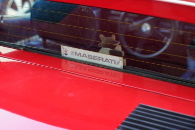 Bordeaux, Aquitaine France - 12: 15 2021: Maserati araba trident logosu lüks arabanın arka camlarında İtalyan markası işareti