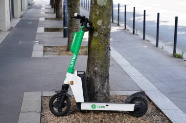 Bordeaux, Aquitaine France - 12: 15 2021: Limonlu elektrikli scooterlar şehir merkezinin kaldırım sokağına park edilmiş.