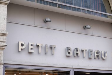 Bordeaux, Aquitaine France - 12 02 2021: Petit Bateau butik butik amblem amblemi Fransız bebek giyim mağazası