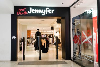Bordeaux, Aquitaine France - 06: 20 2021: jennyfer ön cephe giriş logosu metin dükkanı. Genç kızlar için butik giyim mağazası markası.