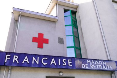 Bordeaux, Aquitaine France - 12: 20 2021: Croix-Rouge francaise emeklilik evi logosu ve ön cephe binasındaki kırmızı haç işareti metni