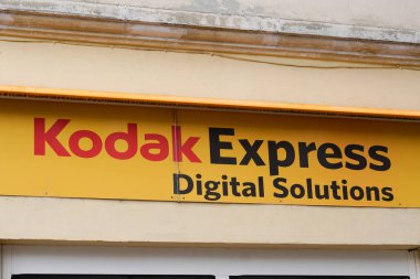 Bordeaux, Aquitaine France - 12: 20 2021: Kodak Express dijital çözümler ambar logosu metni ve marka tabelası geliştiren dükkan fotoğrafçılık çalışmaları