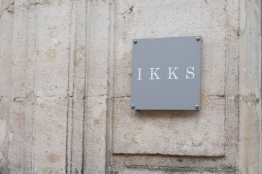 Bordeaux, Aquitaine France - 12: 20 2021: Ikks kadın ve erkekler için mağaza girişinin önündeki metin ve logo markası
