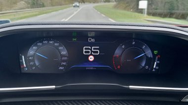 Bordeaux, Aquitaine France - 12 15 2021: Peugeot 508 modern siyah araba hız göstergesi Fransız arabasında hız göstergesi devri