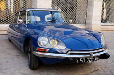 Bordeaux, Aquitaine France - 12: 15 2021: Citroen DS klasik Fransız arabası sokağa park edildi