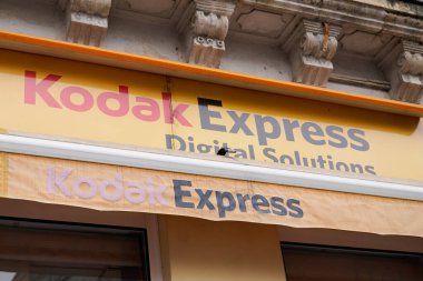 Bordeaux, Aquitaine France - 12: 20 2021: Kodak dijital çözüm amblemi ve marka logosu geliştirme dükkanının önünde