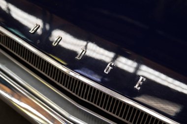 Bordeaux, Aquitaine France - 12 15 2021: Dodge marka logo ve antika eski model araba modelinin önündeki metin işareti
