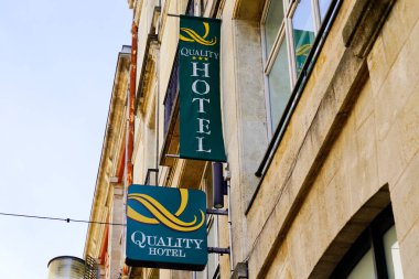 Bordeaux, Aquitaine France - 12: 20 2021: Quality Inn Hotel ve Suites metin ve logo işareti