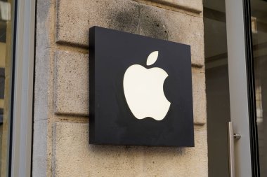 Bordeaux, Aquitaine France - 12: 20 2021: Elma dükkanı logosu meyvesi markası ve butik telefon tablet bilgisayar dükkanının önünde imza