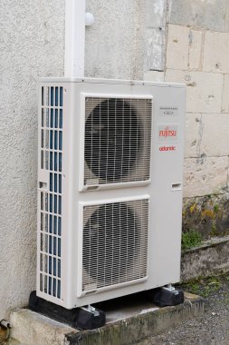Bordeaux, Aquitaine France - 12: 20 2021: Fujitsu atlantik klima çevirici logosu ve duvar binasının dışındaki ekipman koşullandırması üzerine metin işareti