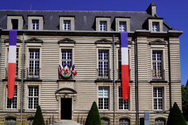 Mairie metin binasında Fransız üç renkli bayrağı ve bayrağı Fransa 'nın Nantes şehrinde ortalama belediye binası