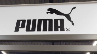 Bordeaux, Aquitaine France - 12 25 2020: Puma mağazası metin işareti ve Alman firmasının spor markası spor spor spor ayakkabıları