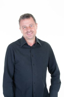 Beyaz arka planda duran kendine güvenen orta yaşlı adam.