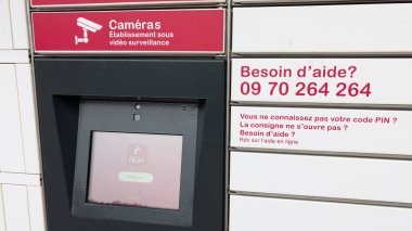 Bordeaux, Aquitaine France - 12: 25 2020: Mondial röle dolap merkezi teslimat yeri için bilgisayar kutuları teslim