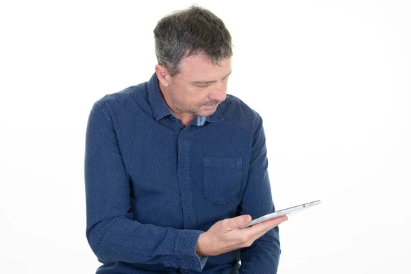 Muž Hledá Obrazovka Digitální Tablet Počítač Izolovaný Bílém Pozadí — Stock fotografie