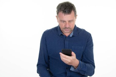 Beyaz arka planda izole edilmiş akıllı telefon görünümlü cep telefonu kullanan yakışıklı bir adam.