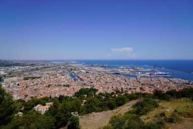 Fransa 'nın Akdeniz kıyısındaki Sete kasabası Languedoc' un gökyüzü manzaralı panoramasında