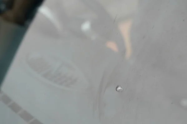 壊れた車の衝撃フロントガラス自動車の衝突ガラスのスマッシュフロントガラス — ストック写真