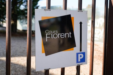 Bordeaux, Aquitaine France - 01 02 2022: Cours Florent logo markası ve portala giriş metni Paris 'teki İngiliz tiyatro okulunda rol alıyor