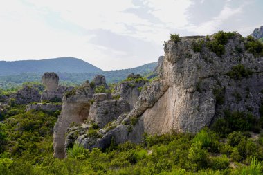 erozyondan dolayı dağlık parkta taş sütunlar var.