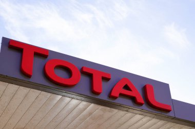 Bordeaux, Aquitaine France - 01 04 2022: Benzin istasyonunda toplam benzin şirketi yazısı ve logosu