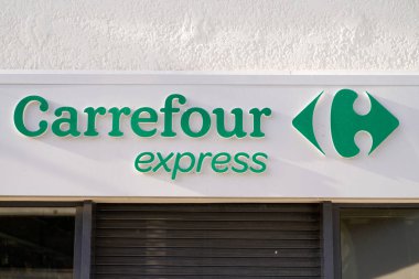 Bordeaux, Aquitaine France - 01 04 2022: Carrefour Express logosu ve süpermarket yeşil cephe mağazasında metin imzası