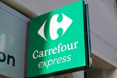 Bordeaux, Aquitaine France - 01 04 2022: Carrefour ekspres logosu süpermarket markası üzerinde yeşil